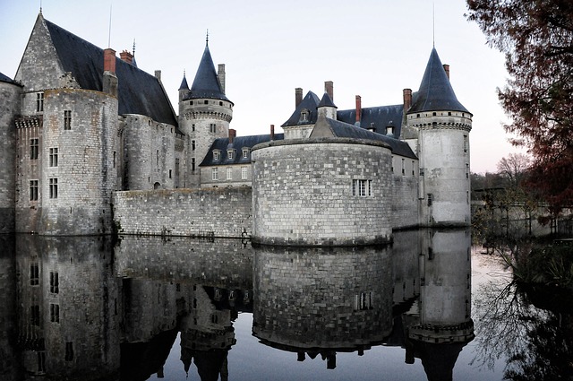 Source: Pixabay; Chateau de Sully-sur-Loire Content Illustration